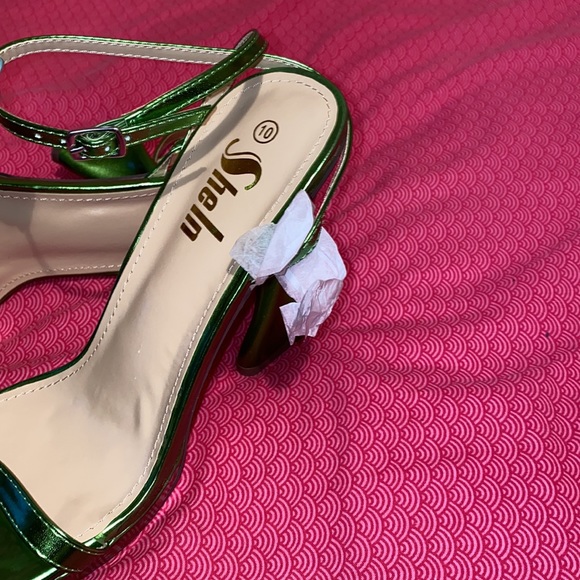 A beautiful pair of green spiral heels, easy to walk in & great for any occasion - Picture 6 of 6